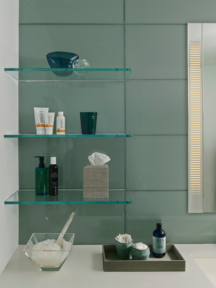 Idéer för mellanstora funkis badrum, med släta luckor, vita skåp, ett badkar i en alkov, en dusch/badkar-kombination, grön kakel, glaskakel, klinkergolv i keramik, ett avlångt handfat och bänkskiva i akrylsten
