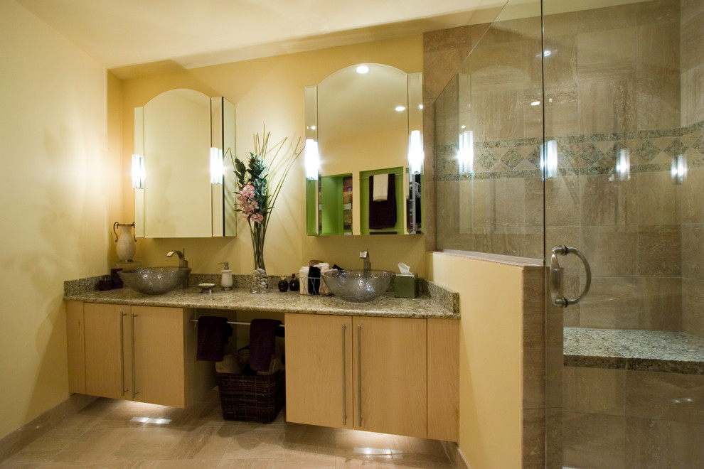 Inspiration för stora moderna en-suite badrum, med släta luckor, en hörndusch, granitbänkskiva, skåp i ljust trä, beige kakel, stenkakel, gula väggar, travertin golv och ett fristående handfat