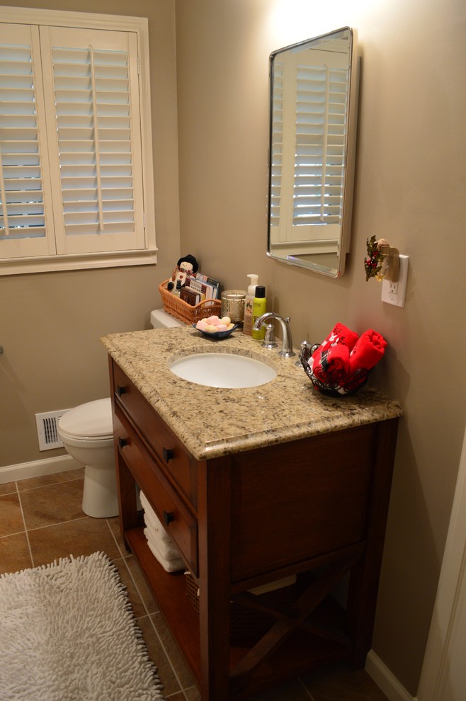 На фото: ванная комната в классическом стиле с врезной раковиной, открытыми фасадами, фасадами цвета дерева среднего тона, столешницей из гранита, душем над ванной, бежевой плиткой и каменной плиткой