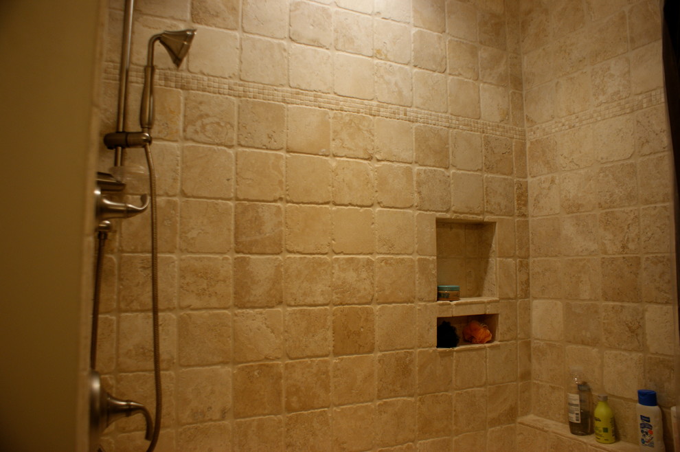 Idee per una stanza da bagno classica con vasca/doccia, piastrelle beige e piastrelle in pietra