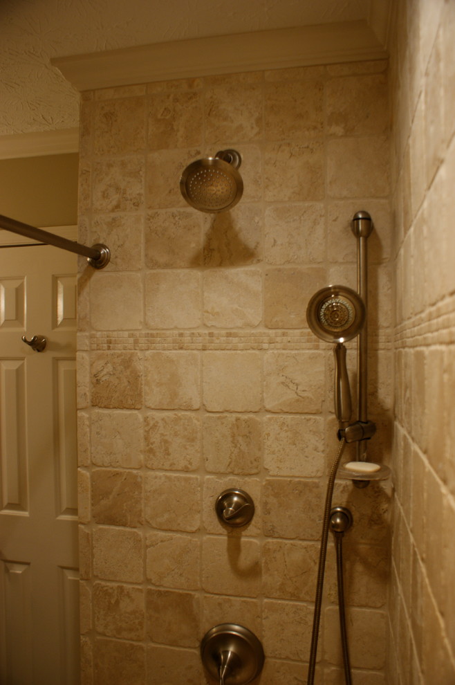 Idéer för vintage badrum, med en dusch/badkar-kombination, beige kakel och stenkakel
