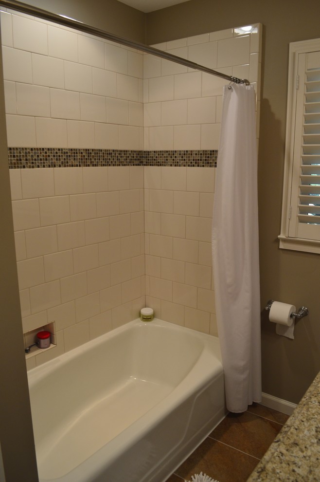 Esempio di una stanza da bagno tradizionale con ante in legno scuro, top in granito, vasca/doccia, piastrelle beige e piastrelle in pietra