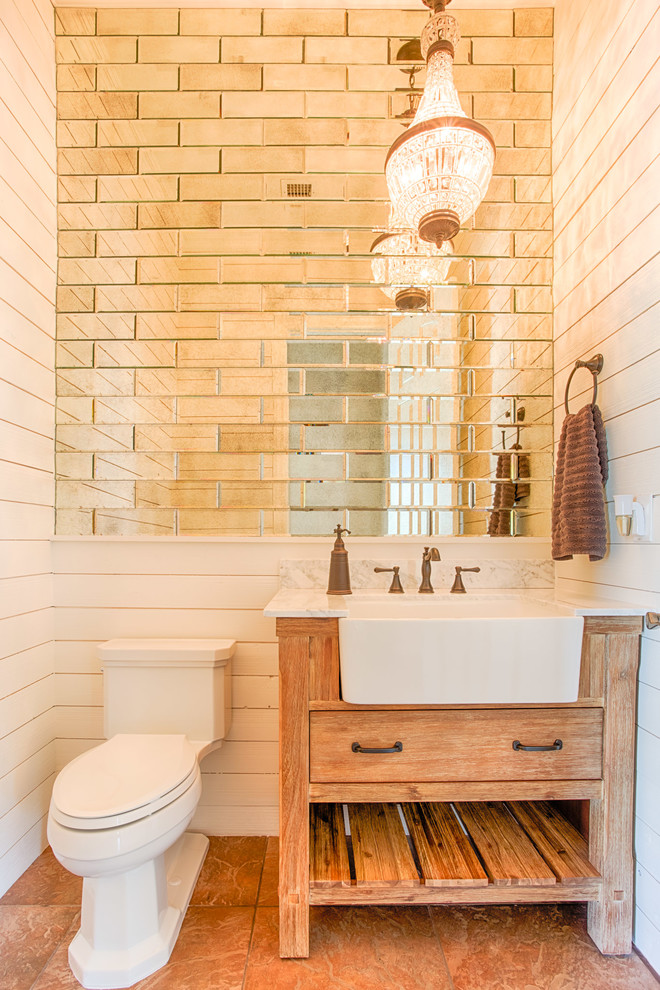 Foto di una piccola stanza da bagno country con ante in legno scuro, WC monopezzo, piastrelle marroni, pareti bianche, pavimento in gres porcellanato, lavabo rettangolare, top in marmo e pavimento beige