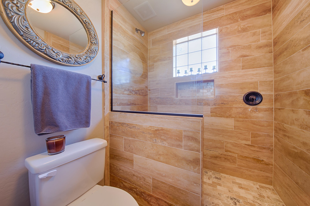 Inspiration för ett mellanstort vintage badrum med dusch, med en öppen dusch, en toalettstol med separat cisternkåpa, beige kakel, travertinkakel, travertin golv, beiget golv och med dusch som är öppen