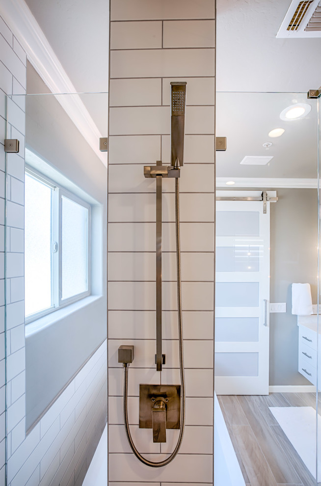 Пример оригинального дизайна: большая главная ванная комната в стиле модернизм с плоскими фасадами, белыми фасадами, отдельно стоящей ванной, открытым душем, унитазом-моноблоком, белой плиткой, плиткой кабанчик, серыми стенами, полом из керамогранита, врезной раковиной, столешницей из кварцита, серым полом и открытым душем