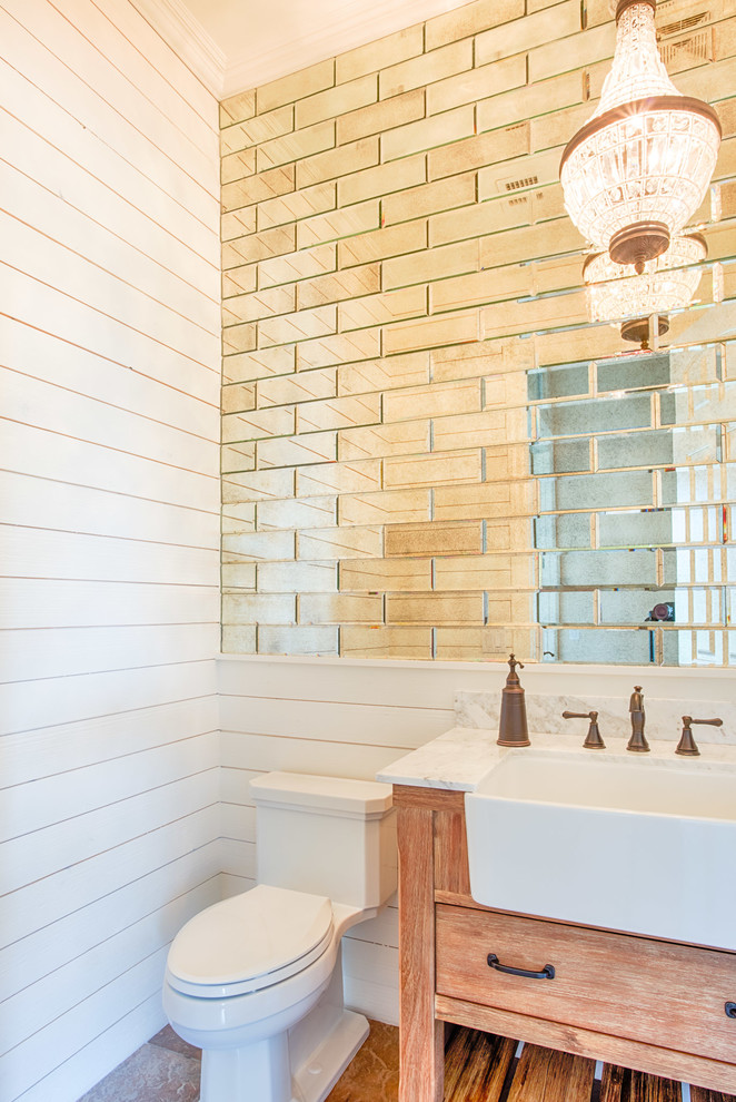 フェニックスにある高級な小さなカントリー風のおしゃれな浴室 (中間色木目調キャビネット、一体型トイレ	、茶色いタイル、白い壁、磁器タイルの床、横長型シンク、大理石の洗面台、ベージュの床) の写真