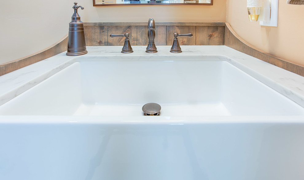 Idéer för att renovera ett litet lantligt badrum med dusch, med luckor med upphöjd panel, skåp i mellenmörkt trä, ett badkar i en alkov, en dusch/badkar-kombination, en toalettstol med hel cisternkåpa, vit kakel, marmorkakel, beige väggar, marmorgolv, ett nedsänkt handfat, granitbänkskiva, vitt golv och med dusch som är öppen