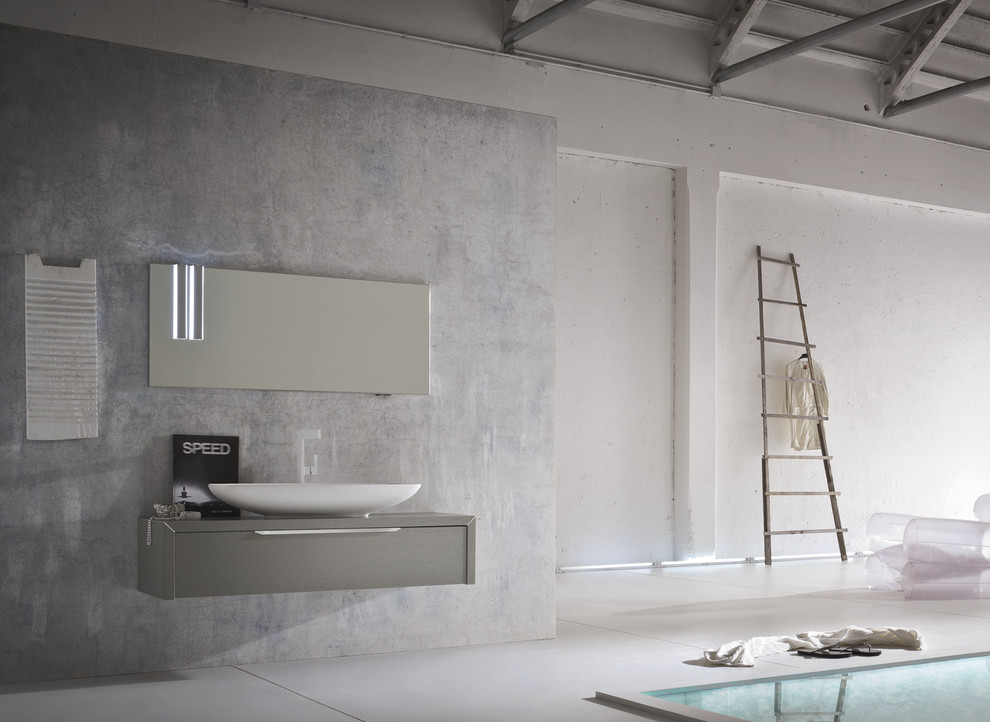 Bild på ett litet funkis badrum med dusch, med ett integrerad handfat, släta luckor, grå skåp, ett fristående badkar, en hörndusch, en toalettstol med hel cisternkåpa, vit kakel, keramikplattor, grå väggar och klinkergolv i keramik