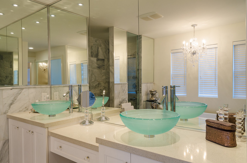 Exemple d'une salle de bain principale tendance de taille moyenne avec des portes de placard blanches, un carrelage blanc, un mur blanc, une douche d'angle et WC à poser.