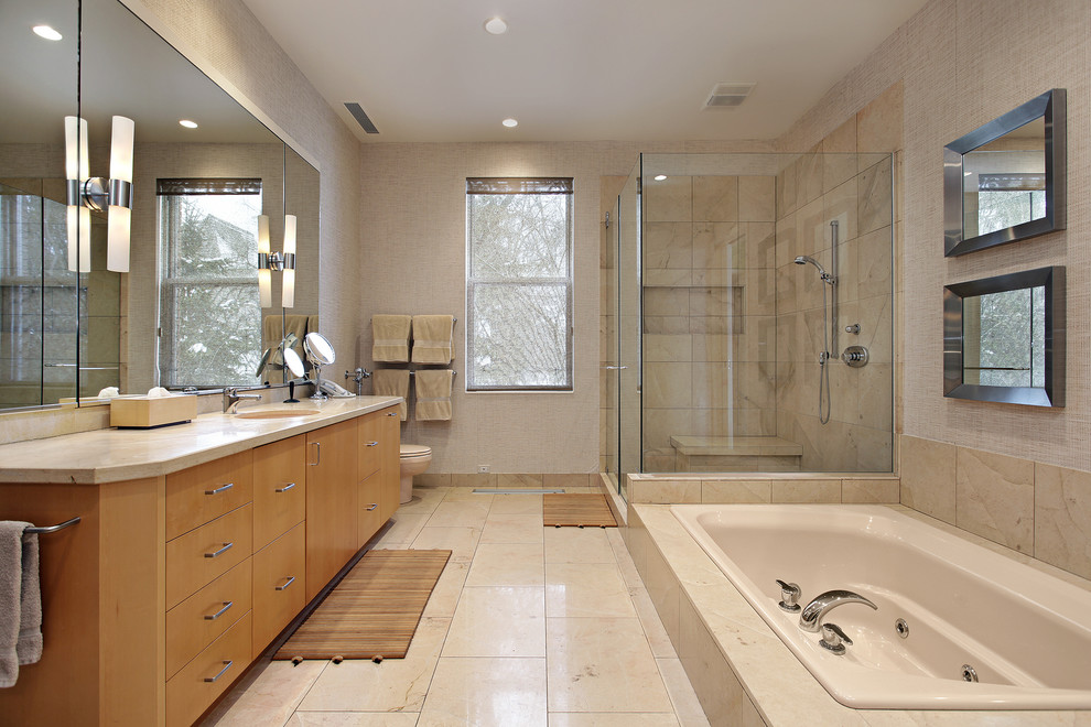 Großes Modernes Badezimmer En Suite mit flächenbündigen Schrankfronten, hellen Holzschränken, Whirlpool, Eckdusche, beigen Fliesen und beiger Wandfarbe in Washington, D.C.