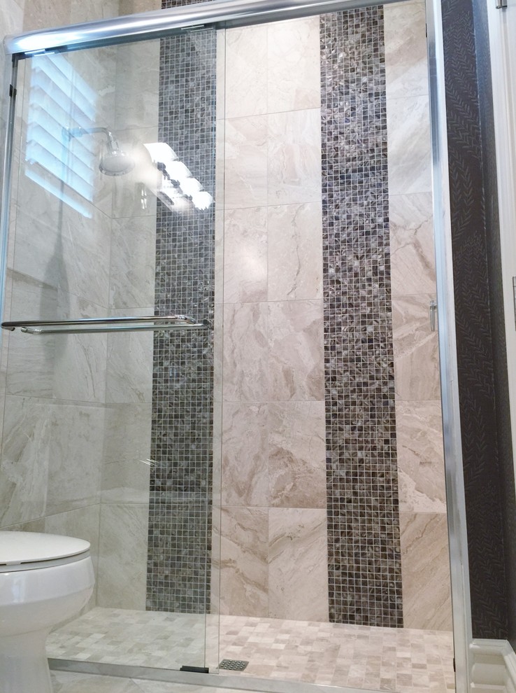 Пример оригинального дизайна: большая ванная комната в стиле неоклассика (современная классика) с открытым душем, унитазом-моноблоком, бежевой плиткой, керамогранитной плиткой, полом из керамогранита и душевой кабиной