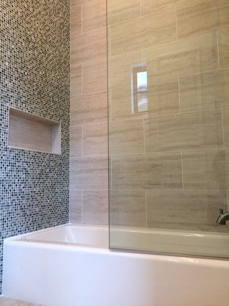 Diseño de cuarto de baño retro grande con bañera encastrada, combinación de ducha y bañera, baldosas y/o azulejos multicolor, baldosas y/o azulejos de porcelana, paredes blancas, suelo de baldosas de porcelana y aseo y ducha