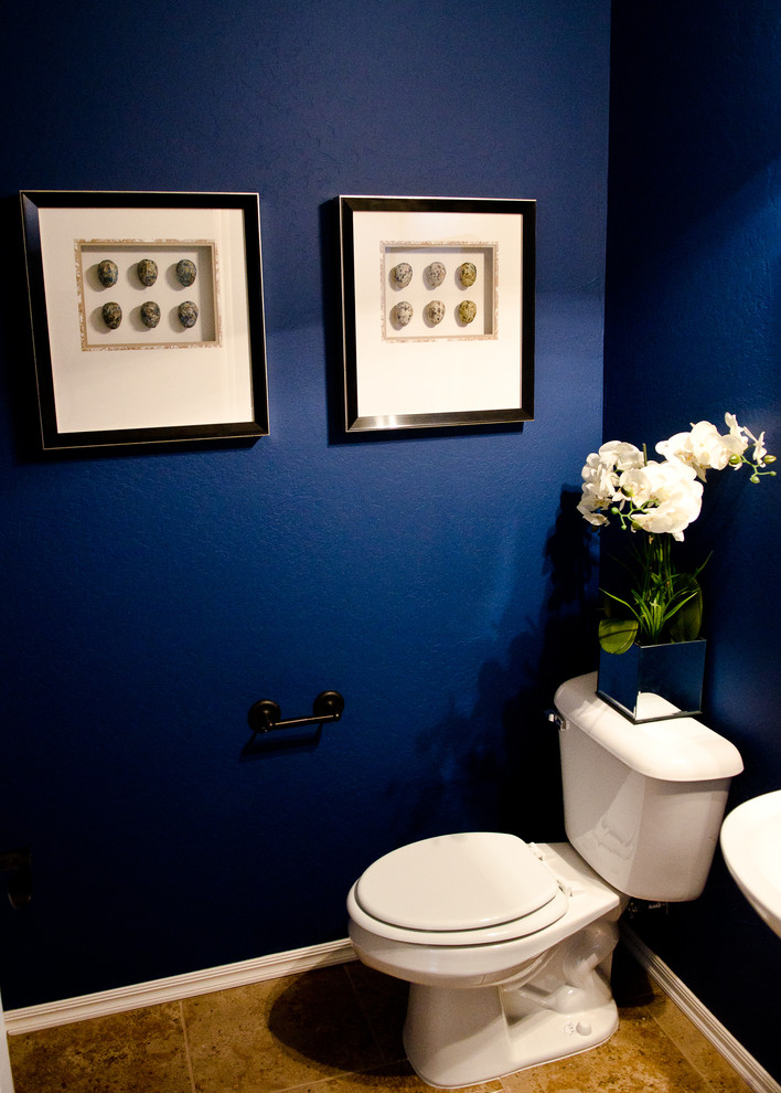 На фото: туалет в стиле модернизм с раковиной с пьедесталом, унитазом-моноблоком, бежевой плиткой, керамогранитной плиткой, синими стенами и полом из керамогранита