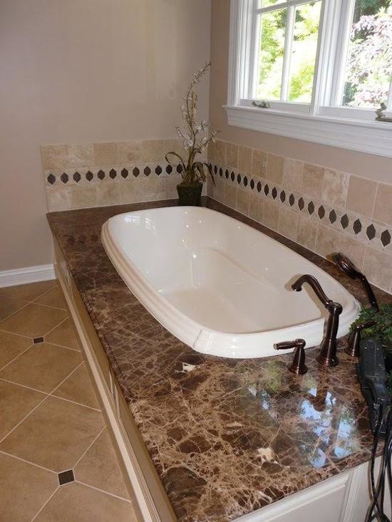 Foto di una stanza da bagno con doccia design di medie dimensioni con vasca da incasso, piastrelle beige, piastrelle a mosaico, pareti beige, pavimento con piastrelle in ceramica e pavimento beige
