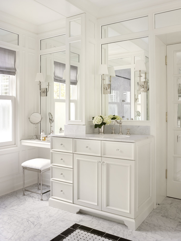 Inspiration för klassiska badrum, med ett undermonterad handfat, luckor med infälld panel, vita skåp och vita väggar