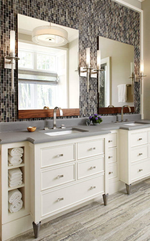 Klassisches Badezimmer mit Unterbauwaschbecken, weißen Schränken, farbigen Fliesen, Mosaikfliesen, beiger Wandfarbe und grauer Waschtischplatte in Chicago