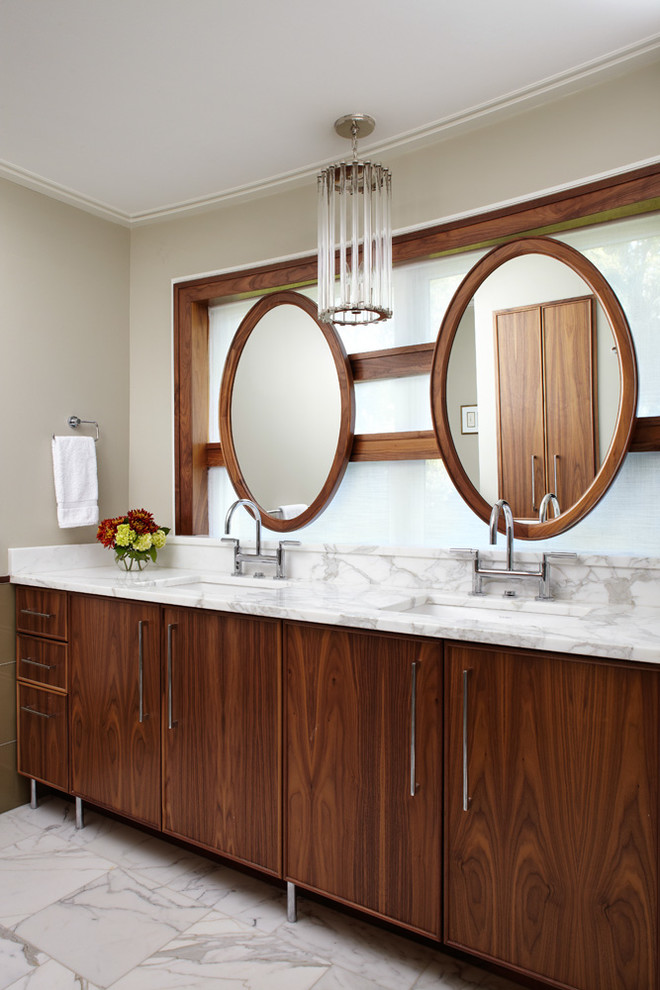 Esempio di una stanza da bagno minimal con lavabo sottopiano, ante lisce, ante in legno bruno e pareti beige
