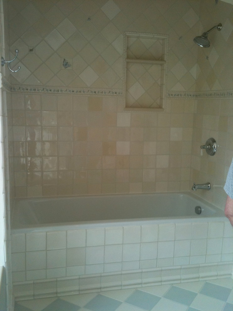 Foto de cuarto de baño clásico con bañera encastrada
