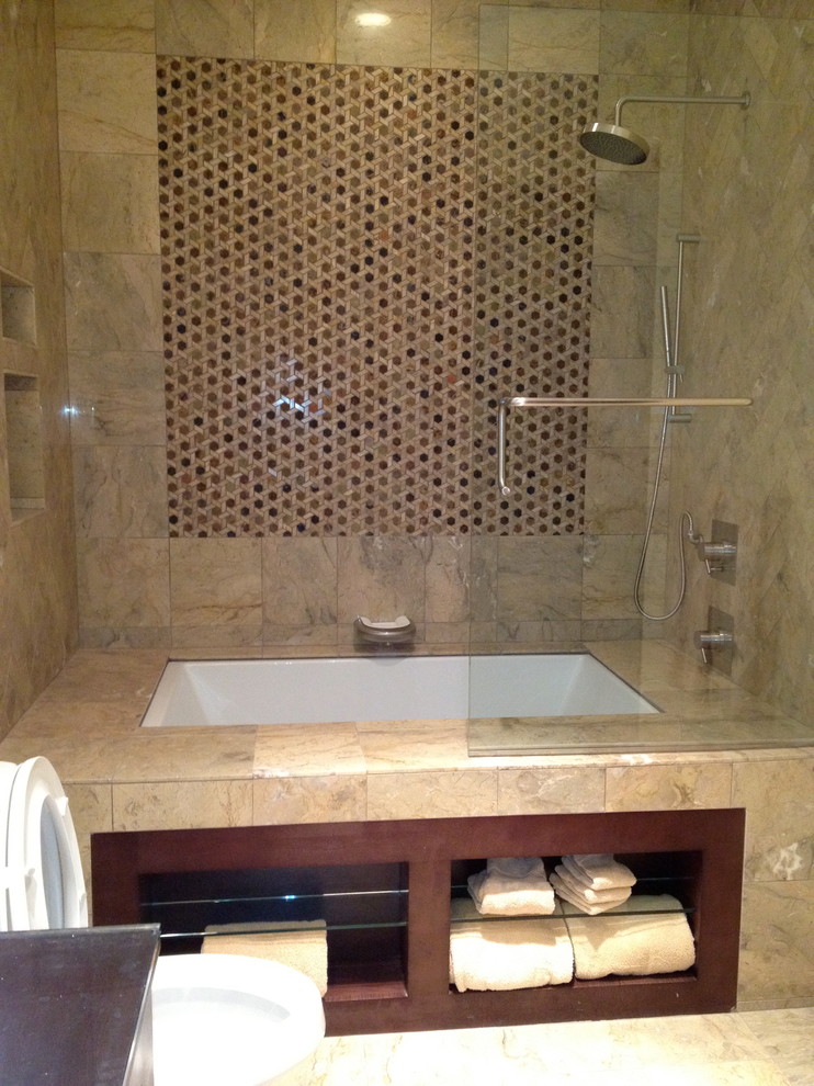 Источник вдохновения для домашнего уюта: ванная комната в стиле неоклассика (современная классика) с накладной ванной и плиткой мозаикой