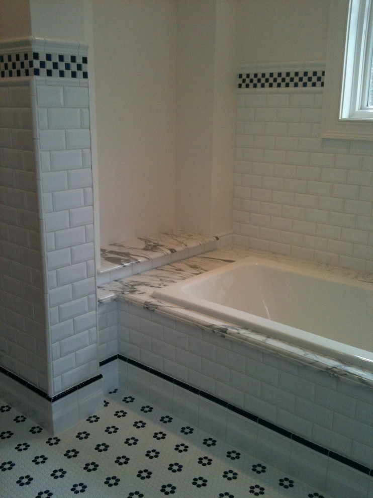 Идея дизайна: ванная комната в классическом стиле с накладной ванной и плиткой кабанчик