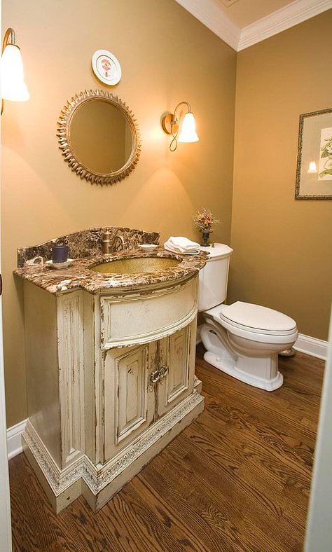 Inspiration för ett mellanstort shabby chic-inspirerat badrum med dusch, med möbel-liknande, beige skåp, mellanmörkt trägolv, en toalettstol med separat cisternkåpa, bruna väggar, ett undermonterad handfat, granitbänkskiva och brunt golv