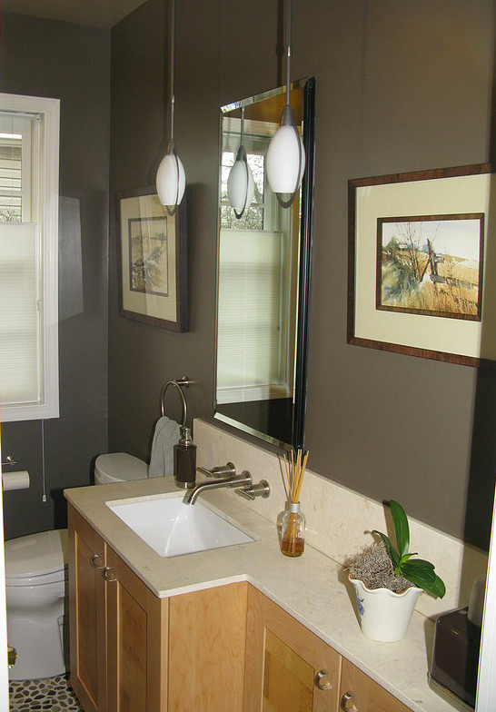 Inspiration for a mid-sized contemporary 3/4 pebble tile floor and multicolored floor bathroom remodel in Chicago with shaker cabinets, light wood cabinets, a two-piece toilet, gray walls, an undermount sink and quartz countertops