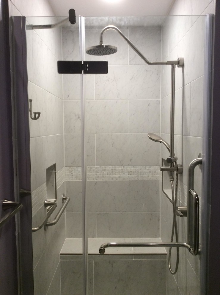Exempel på ett mellanstort klassiskt en-suite badrum, med en dusch i en alkov, vit kakel, marmorkakel, grå väggar, marmorgolv, vitt golv och dusch med gångjärnsdörr