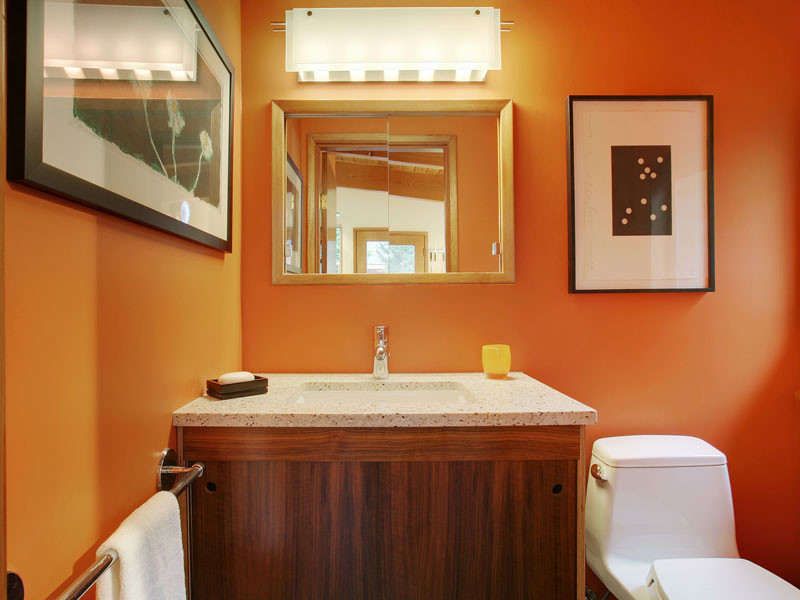 Стильный дизайн: маленькая ванная комната в современном стиле с плоскими фасадами, темными деревянными фасадами, унитазом-моноблоком, оранжевыми стенами, врезной раковиной и столешницей из кварцита для на участке и в саду - последний тренд