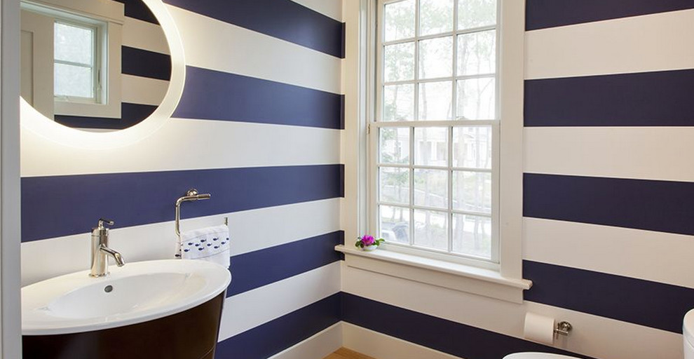 Kleines Maritimes Duschbad mit dunklen Holzschränken, blauer Wandfarbe, hellem Holzboden und Einbauwaschbecken in Boston