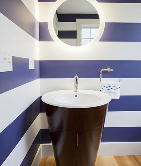 Inspiration pour une petite salle d'eau marine en bois foncé avec un mur bleu, parquet clair et un lavabo posé.