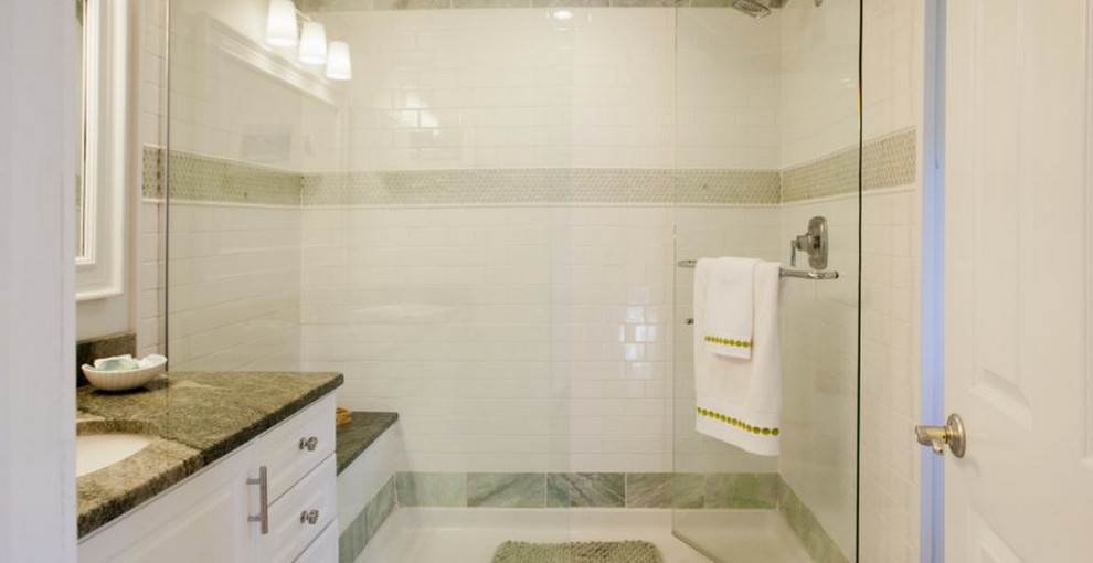 Inspiration för mellanstora maritima badrum med dusch, med luckor med upphöjd panel, vita skåp, en dusch i en alkov, vit kakel, tunnelbanekakel, vita väggar, ett undermonterad handfat och granitbänkskiva