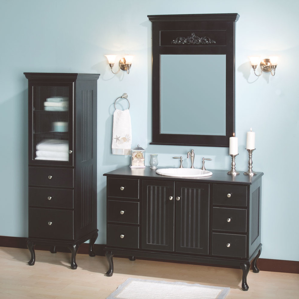 Imagen de cuarto de baño principal clásico renovado de tamaño medio con armarios tipo mueble, puertas de armario negras, paredes azules, suelo de madera clara, lavabo encastrado, encimera de madera y suelo beige