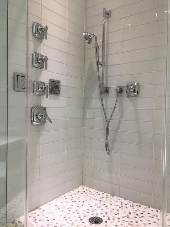 Foto di una stanza da bagno classica con ante in stile shaker, ante grigie, doccia alcova, lavabo sottopiano, pavimento beige e porta doccia a battente