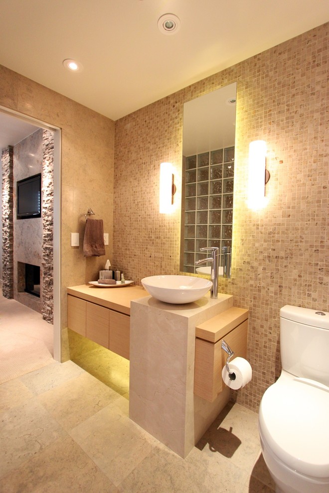 Großes Modernes Badezimmer En Suite mit flächenbündigen Schrankfronten, hellen Holzschränken, Toilette mit Aufsatzspülkasten, Terrakottafliesen, bunten Wänden, Kalkstein, Aufsatzwaschbecken und Waschtisch aus Holz in Orange County