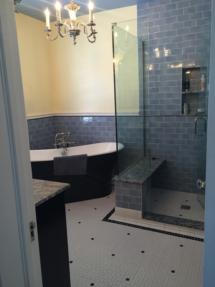 Ispirazione per una stanza da bagno padronale classica di medie dimensioni con ante nere, vasca freestanding, doccia aperta, WC monopezzo, piastrelle blu, piastrelle diamantate, pareti blu, pavimento con piastrelle a mosaico, lavabo sottopiano e top in granito