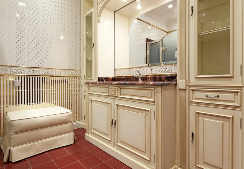 На фото: главная ванная комната среднего размера в классическом стиле с фасадами с декоративным кантом, бежевыми фасадами, разноцветными стенами, полом из керамической плитки, врезной раковиной, столешницей из гранита и красным полом