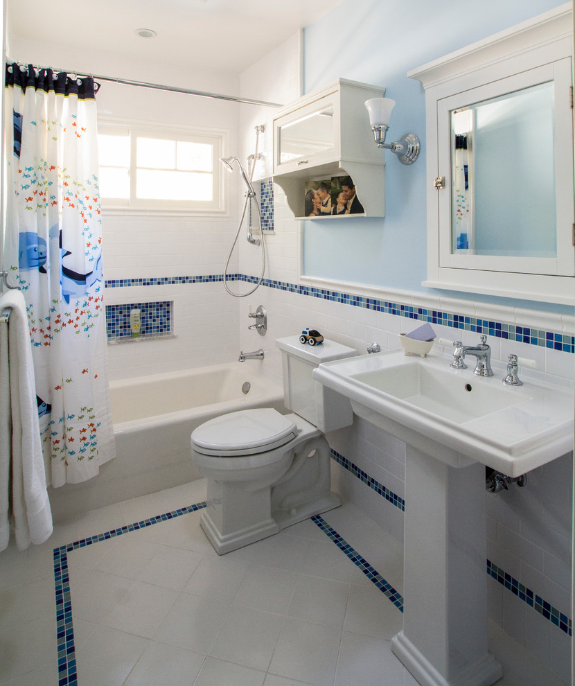 Источник вдохновения для домашнего уюта: детская ванная комната среднего размера в классическом стиле с раковиной с пьедесталом, ванной в нише, душем над ванной, синей плиткой и синими стенами
