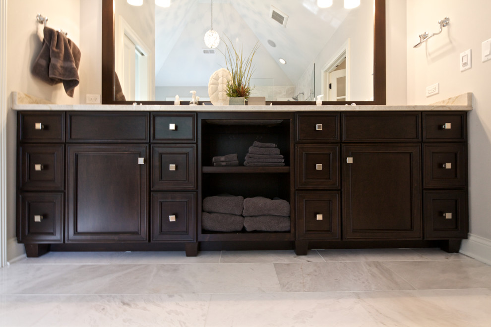 Foto di una stanza da bagno padronale classica di medie dimensioni con pareti beige, lavabo sottopiano, ante in legno bruno, pavimento in marmo, top in marmo e ante con riquadro incassato