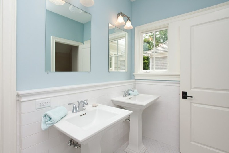 Aménagement d'une salle de bain principale classique de taille moyenne avec un mur bleu, un sol en carrelage de terre cuite, un lavabo de ferme et un plan de toilette en surface solide.