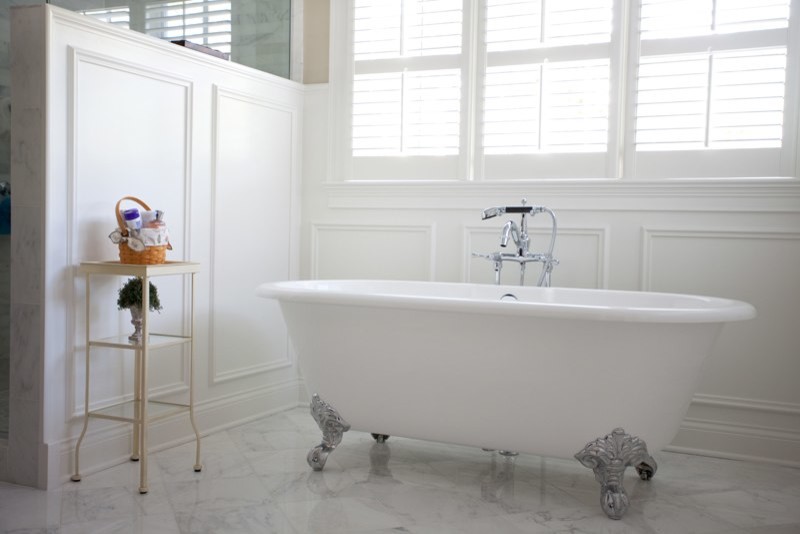 Foto di una stanza da bagno con doccia vittoriana di medie dimensioni con vasca con piedi a zampa di leone, doccia ad angolo, piastrelle beige, piastrelle in pietra, pareti bianche, parquet chiaro e top in superficie solida