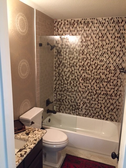 Idées déco pour une salle de bain éclectique avec un combiné douche/baignoire, un carrelage multicolore et mosaïque.