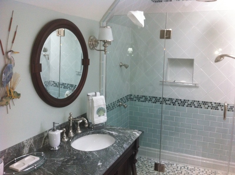Idee per una stanza da bagno con doccia stile marinaro di medie dimensioni con lavabo sottopiano, piastrelle blu e pareti blu