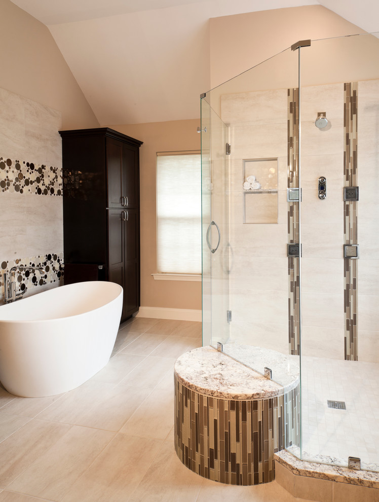 Modelo de cuarto de baño contemporáneo con puertas de armario de madera en tonos medios, bañera exenta, ducha esquinera, baldosas y/o azulejos beige, azulejos en listel y paredes beige