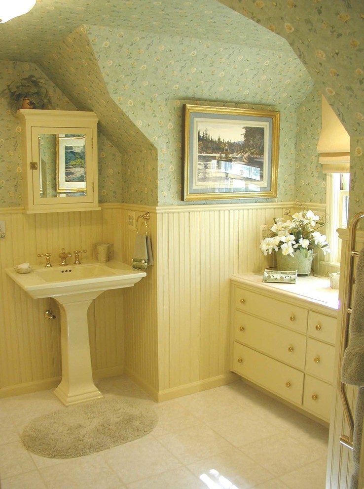 Esempio di una stanza da bagno padronale country di medie dimensioni con ante lisce, ante bianche, pareti verdi, pavimento con piastrelle in ceramica, lavabo a colonna, top in superficie solida e pavimento bianco