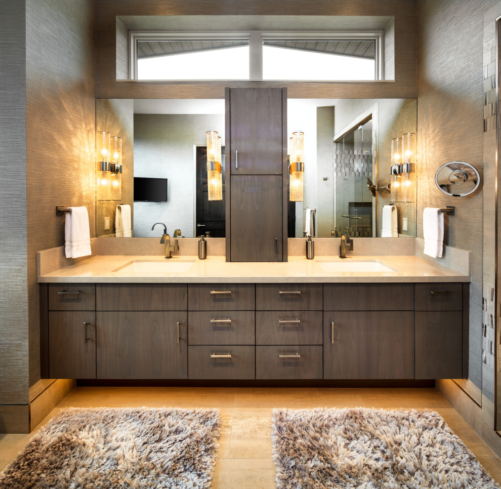 Cette photo montre une salle de bain tendance en bois foncé avec un placard à porte plane, un carrelage gris, un mur gris, un lavabo encastré, un sol marron, un plan de toilette beige, meuble double vasque, meuble-lavabo suspendu et du papier peint.