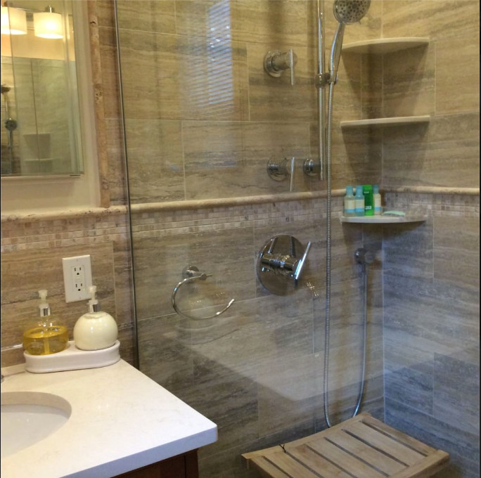 Идея дизайна: главная ванная комната среднего размера в современном стиле с темными деревянными фасадами, угловым душем, бежевой плиткой, керамической плиткой, бежевыми стенами, врезной раковиной и столешницей из искусственного камня