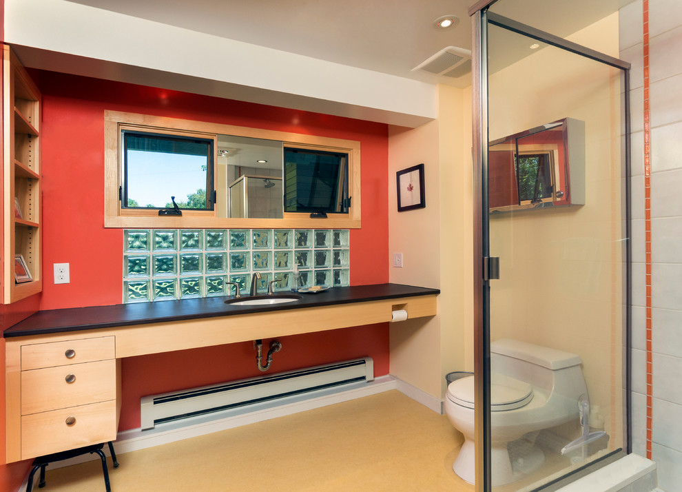 Идея дизайна: главная ванная комната среднего размера в стиле ретро с врезной раковиной, плоскими фасадами, светлыми деревянными фасадами, столешницей из искусственного кварца, угловым душем, унитазом-моноблоком, коричневой плиткой, керамической плиткой, оранжевыми стенами и полом из линолеума