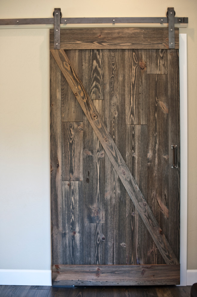 Mittelgroßes Rustikales Badezimmer En Suite mit grauer Wandfarbe und dunklem Holzboden in Sonstige