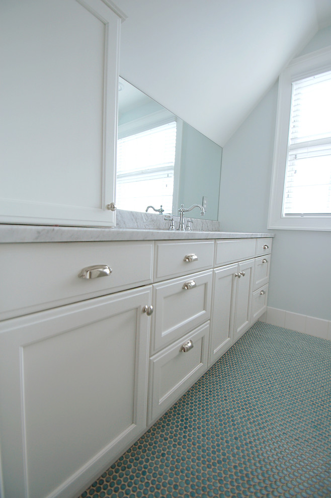 На фото: маленькая детская ванная комната в классическом стиле с врезной раковиной, фасадами с утопленной филенкой, белыми фасадами, столешницей из гранита, синими стенами и полом из галечной плитки для на участке и в саду