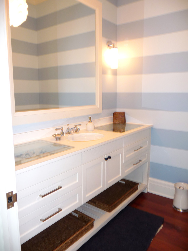 Exempel på ett klassiskt badrum, med ett undermonterad handfat, luckor med infälld panel, vita skåp och marmorbänkskiva